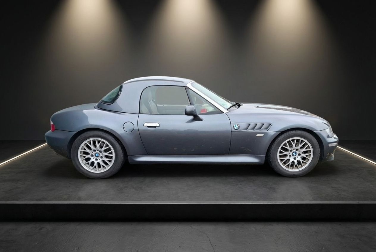 BMW Z3 Roadster in Graumetallic mit Hardtop, Seitenansicht auf Präsentationspodest