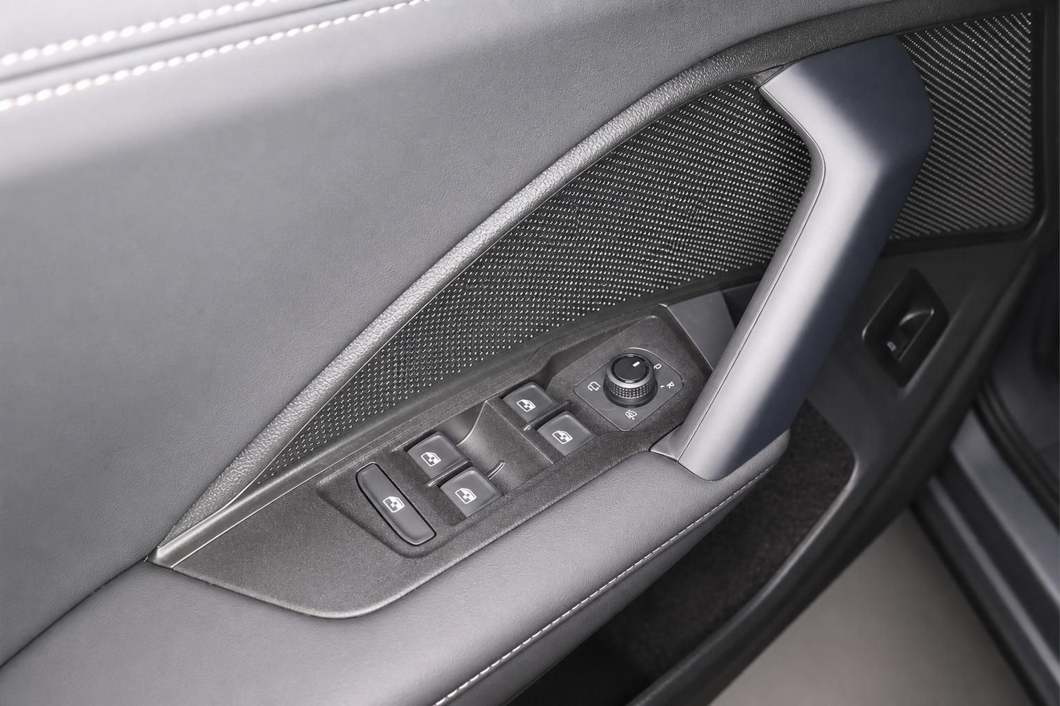 Türverkleidung mit Fensterhebertasten und Türgriff im VW Innenraum