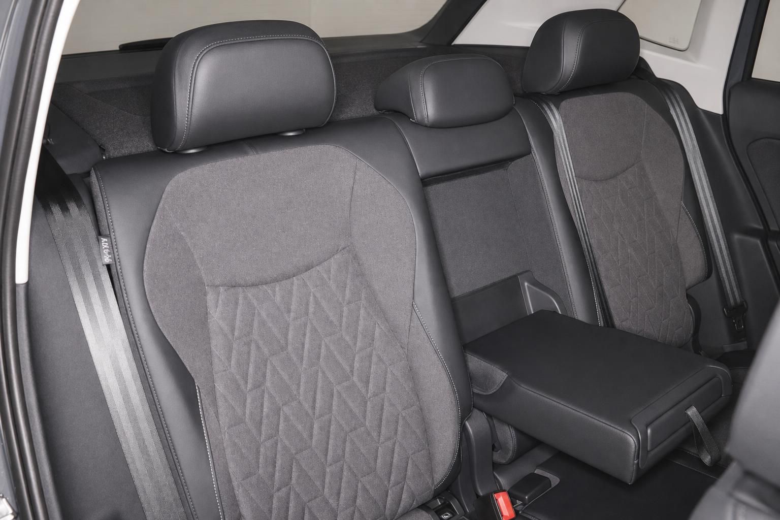 Rücksitzreihe mit Kopfstützen und Mittelarmlehne im Fahrzeug