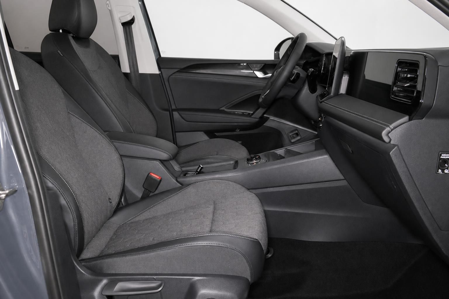 Vordersitze und Cockpit mit Lenkrad und Mittelkonsole im Innenraum