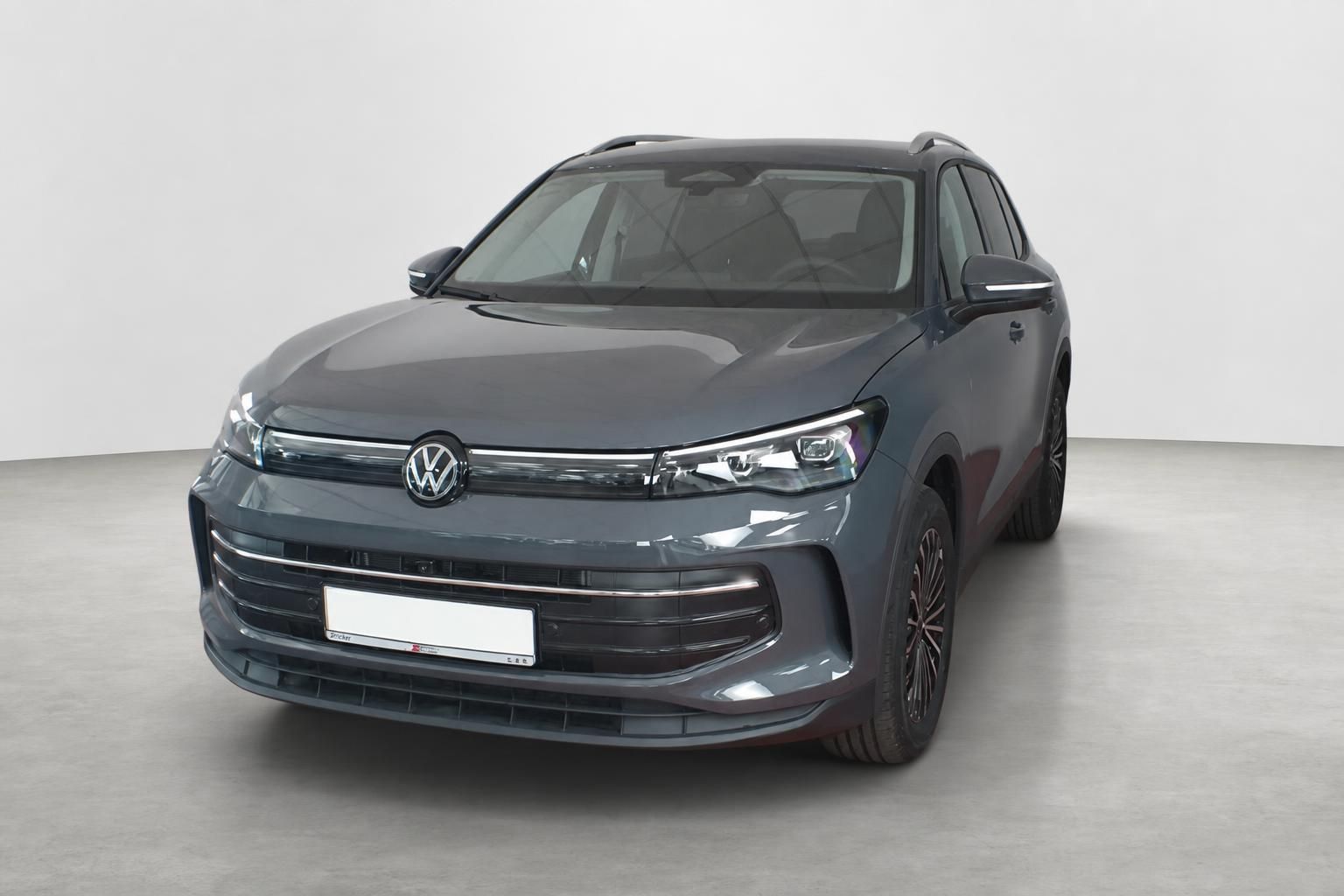 VW Tiguan grau Frontansicht Studioaufnahme