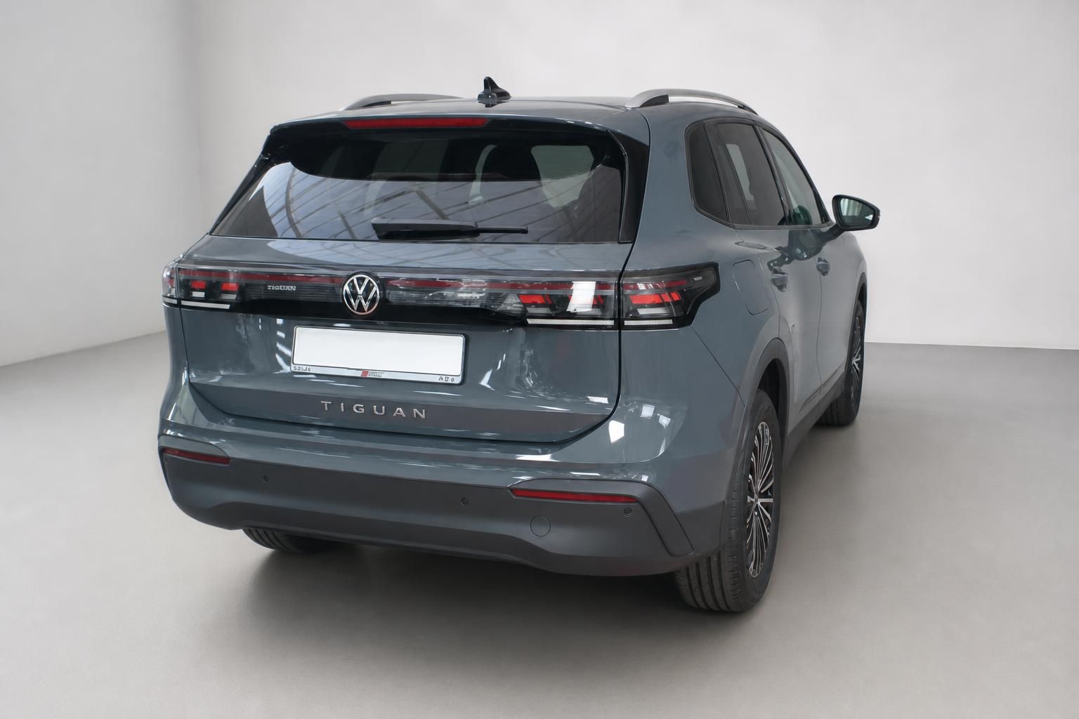 VW Tiguan grau Heckansicht Studioaufnahme