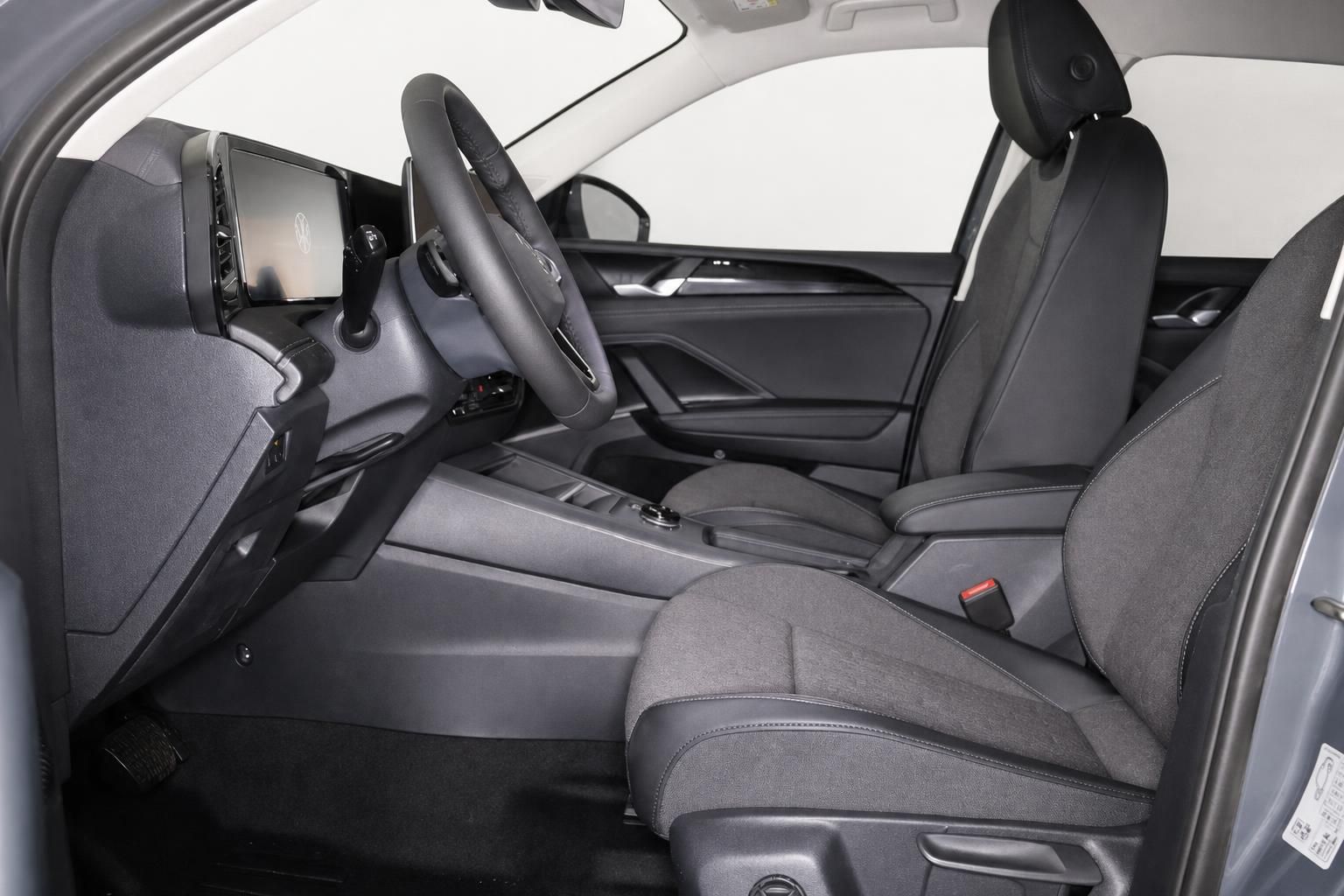 VW Tiguan Innenraum Vordersitze und Cockpit