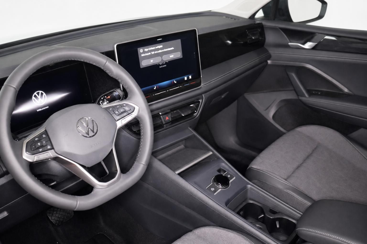 VW Innenraum mit Lenkrad, Digital Cockpit und Infotainment-Display
