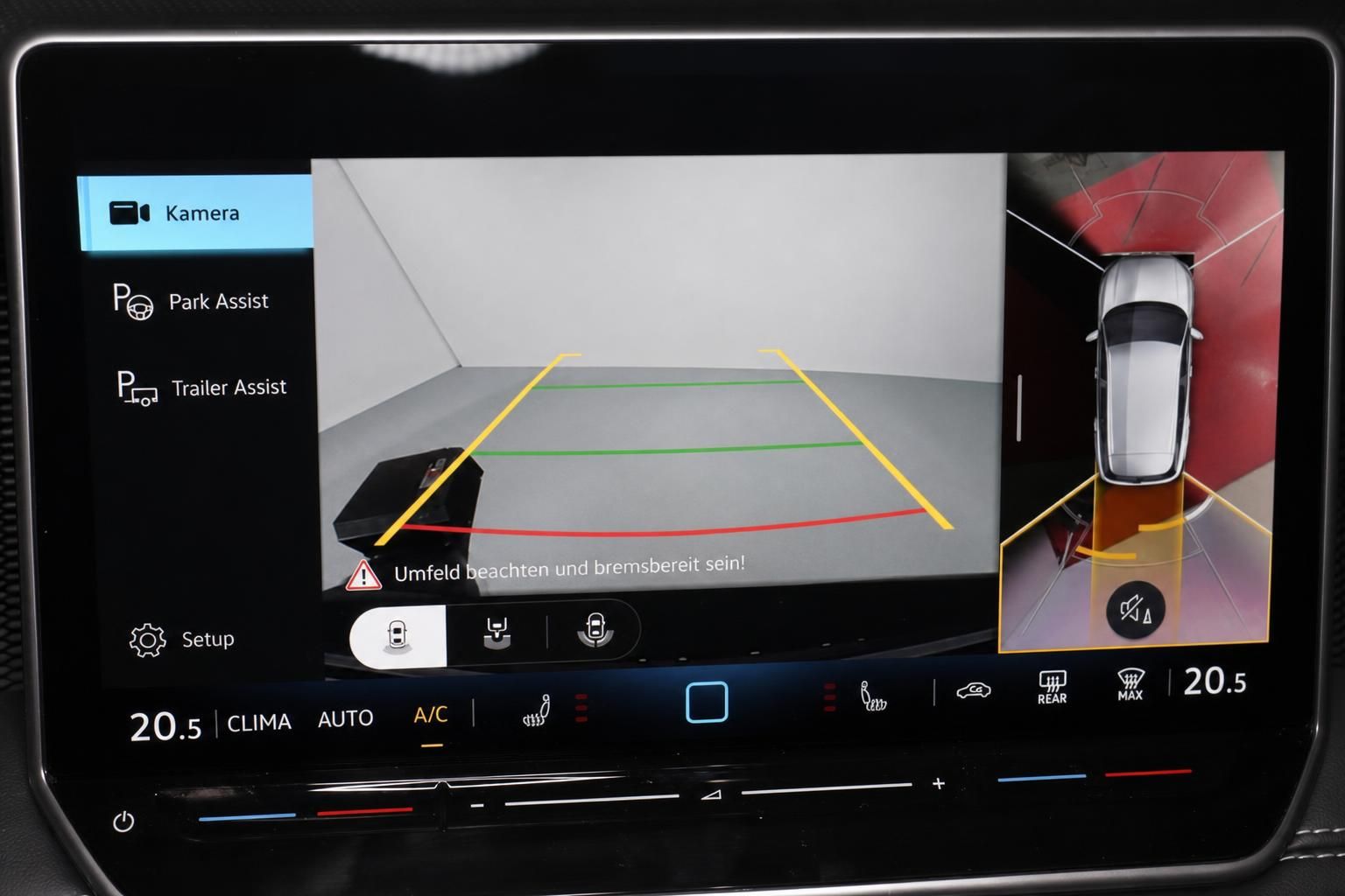 Rückfahrkamera-Ansicht mit Parkassistent auf VW Infotainment-Display