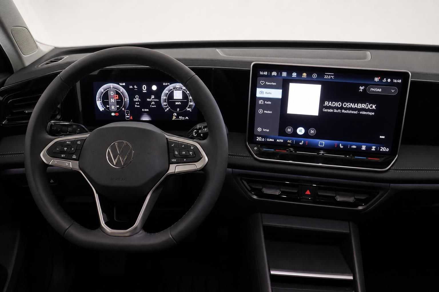 VW Cockpit mit Lenkrad, digitalem Tacho und Radio-Anzeige im Display