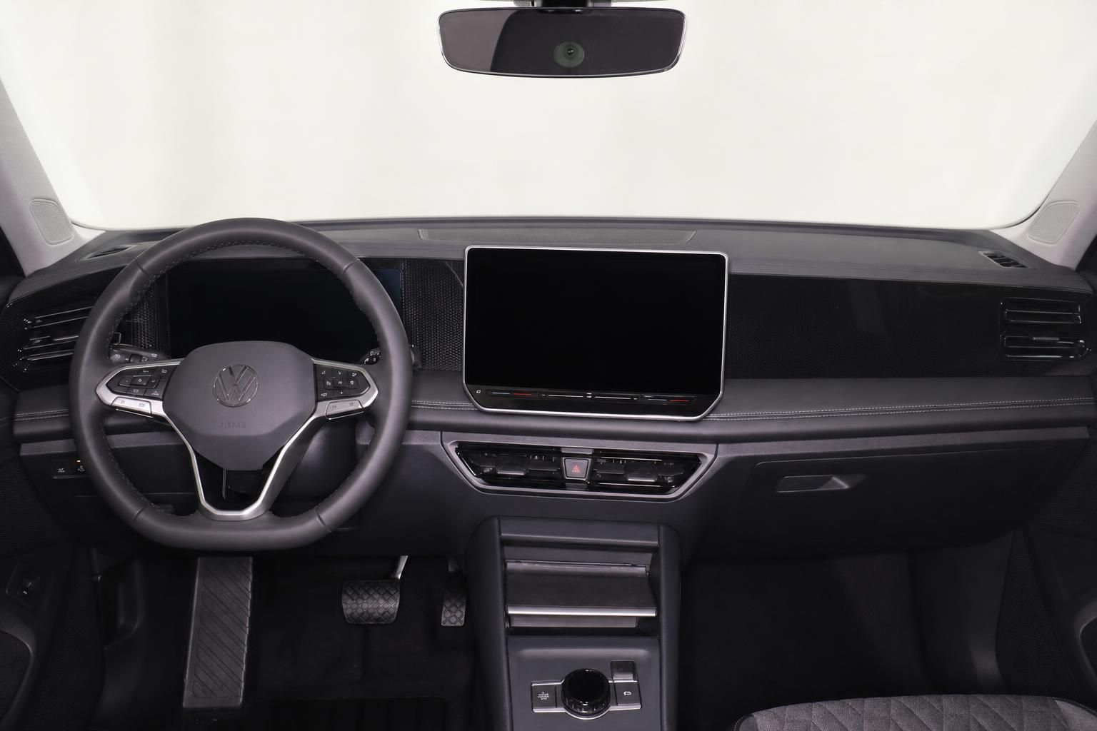 VW Fahrerbereich mit Lenkrad, Mittelkonsole und schwarzem Touchscreen