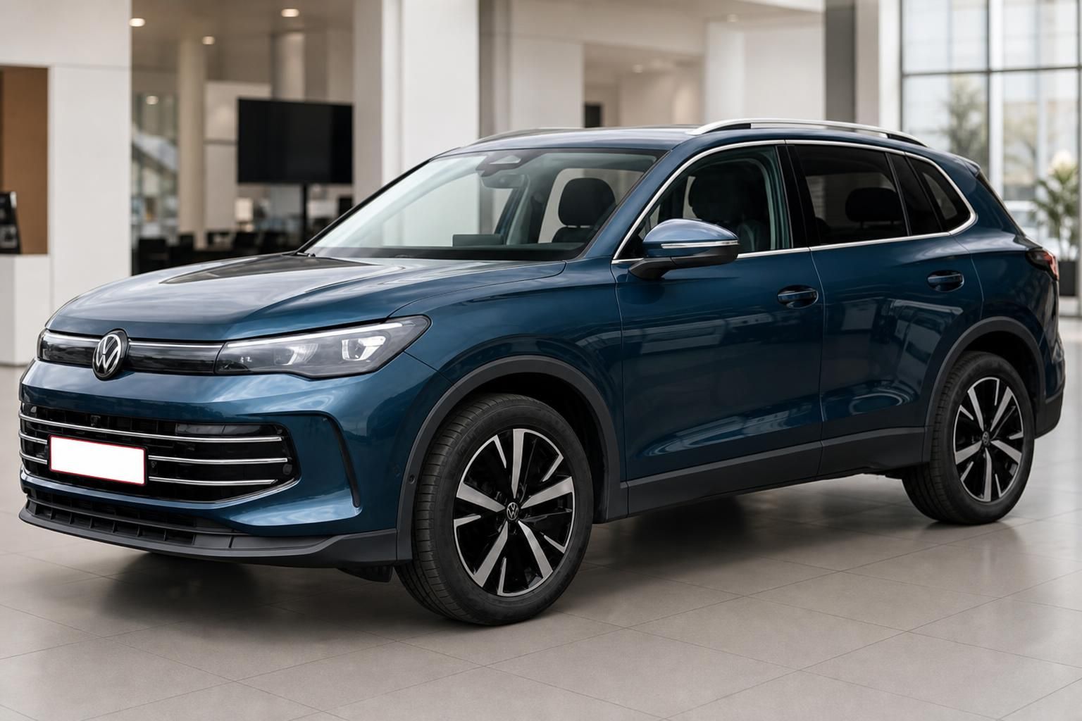 VW Tiguan blau Seitenansicht im Autohaus Showroom