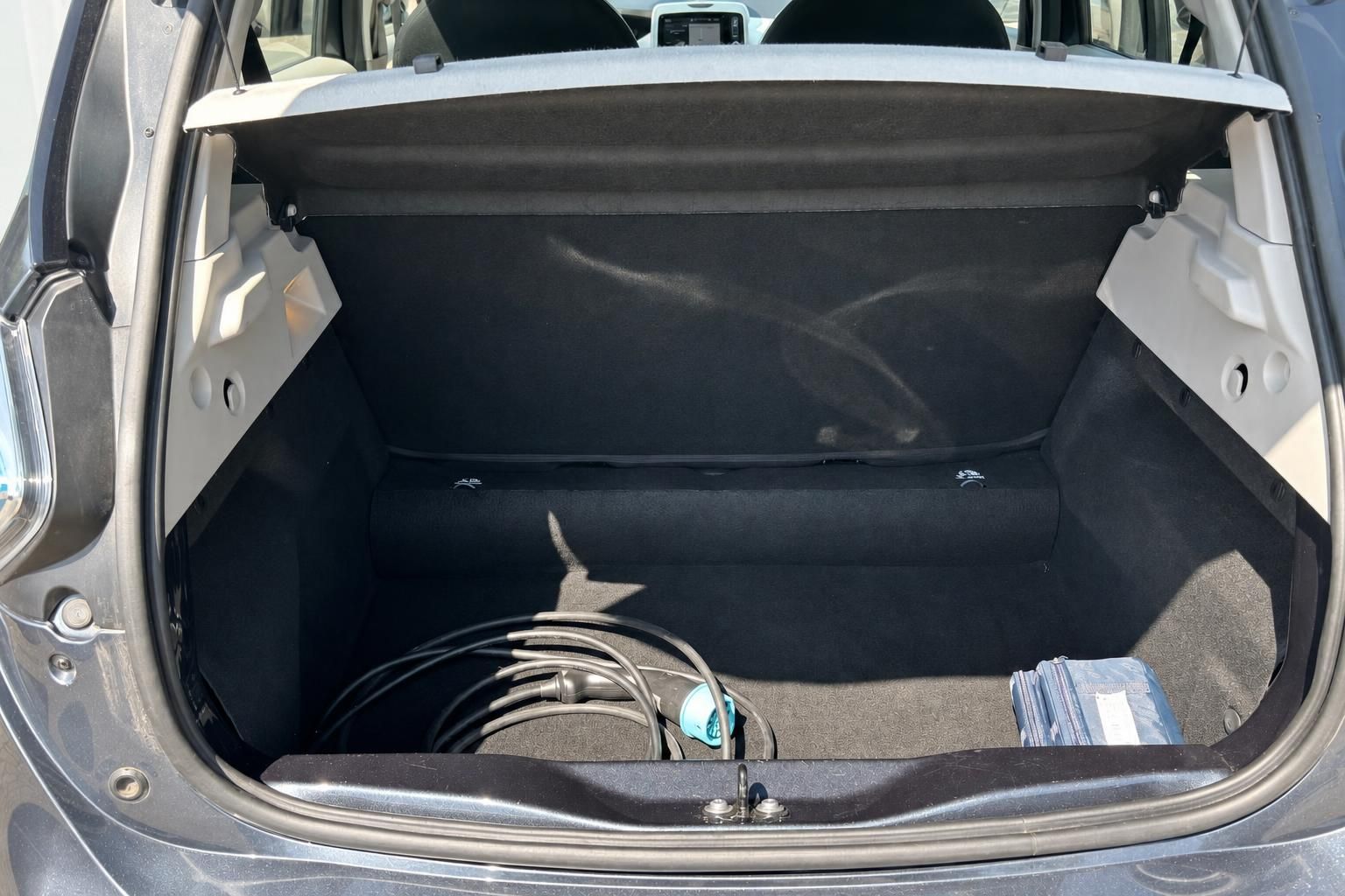 Renault Zoe Kofferraum geöffnet mit Ladekabel – geräumiger Laderaum Elektroauto
