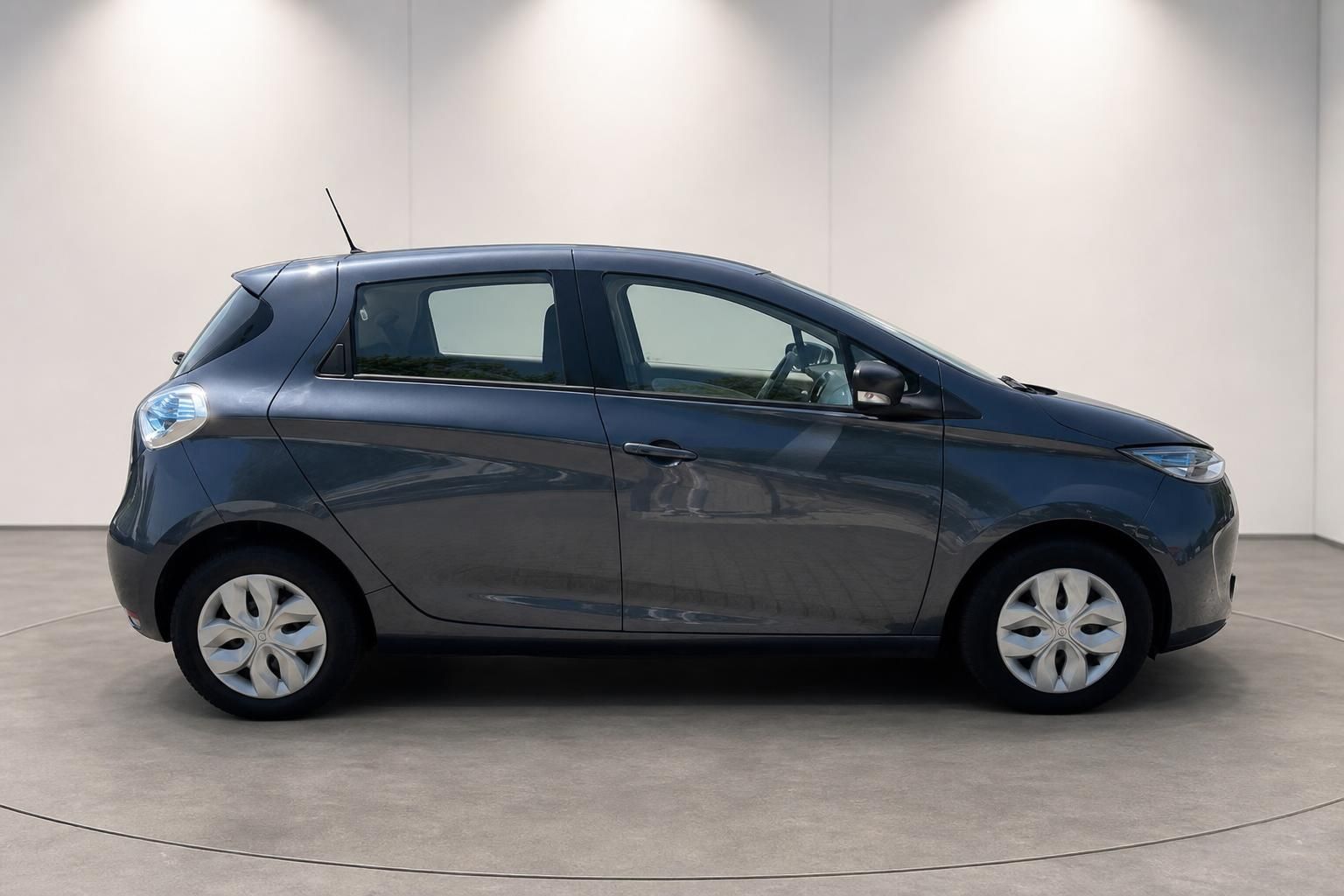 Renault Zoe grau Seitenansicht – Elektro-Kleinwagen im Fotostudio