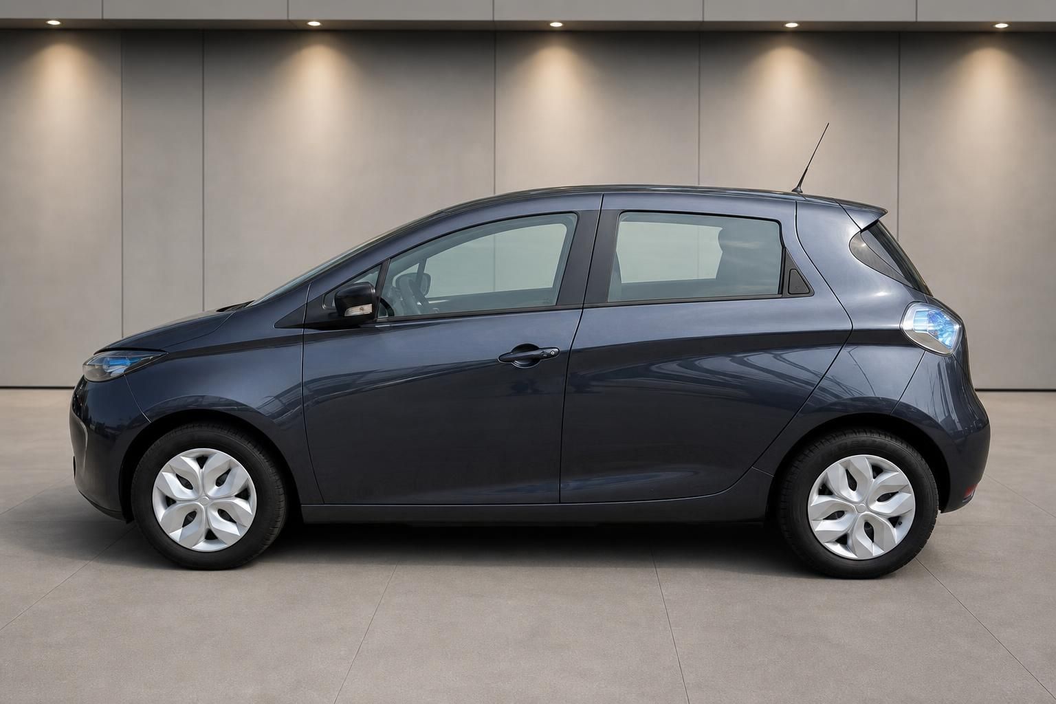 Renault ZOE blau metallic Seitenansicht links im Studio