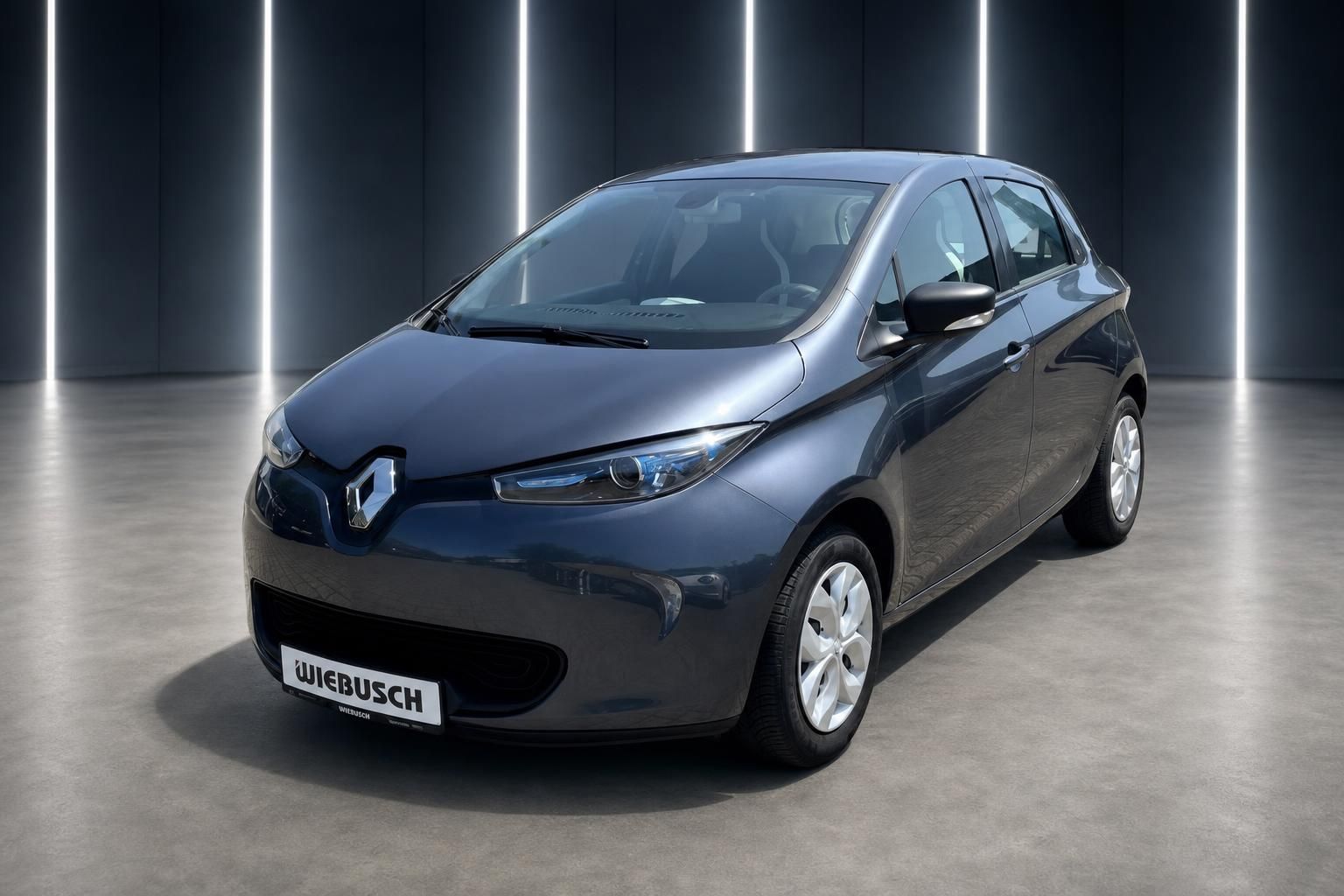 Renault ZOE Elektro blau metallic Frontansicht schräg im Studio