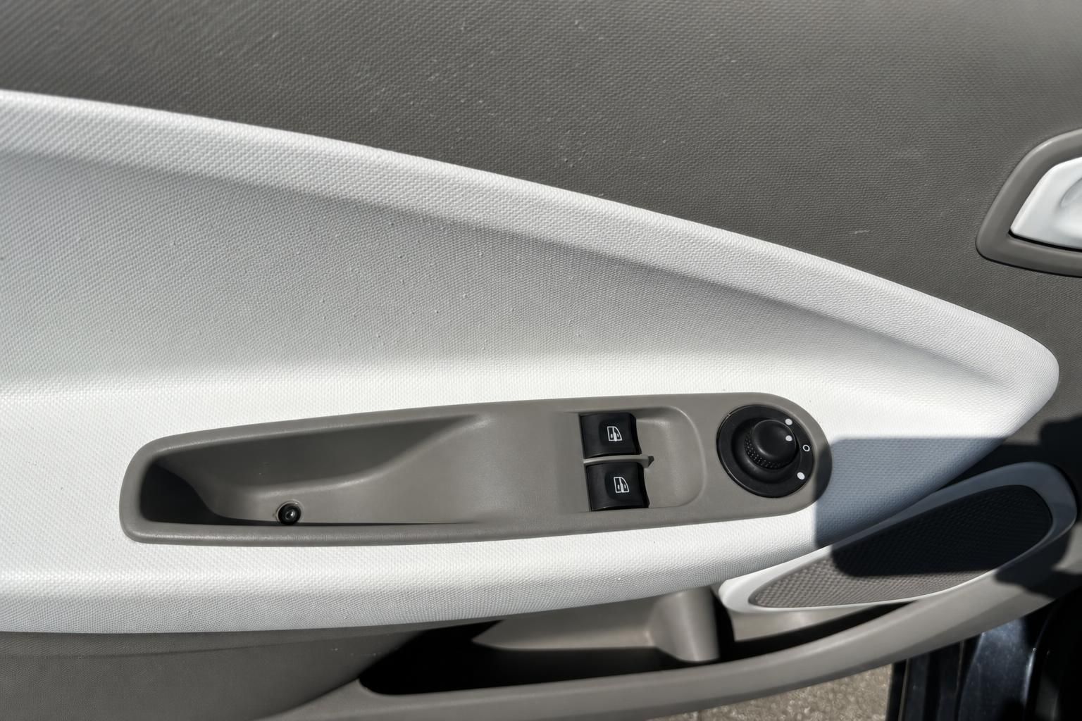 Renault ZOE Türverkleidung innen mit elektrischem Fensterheber und Spiegelverstellung