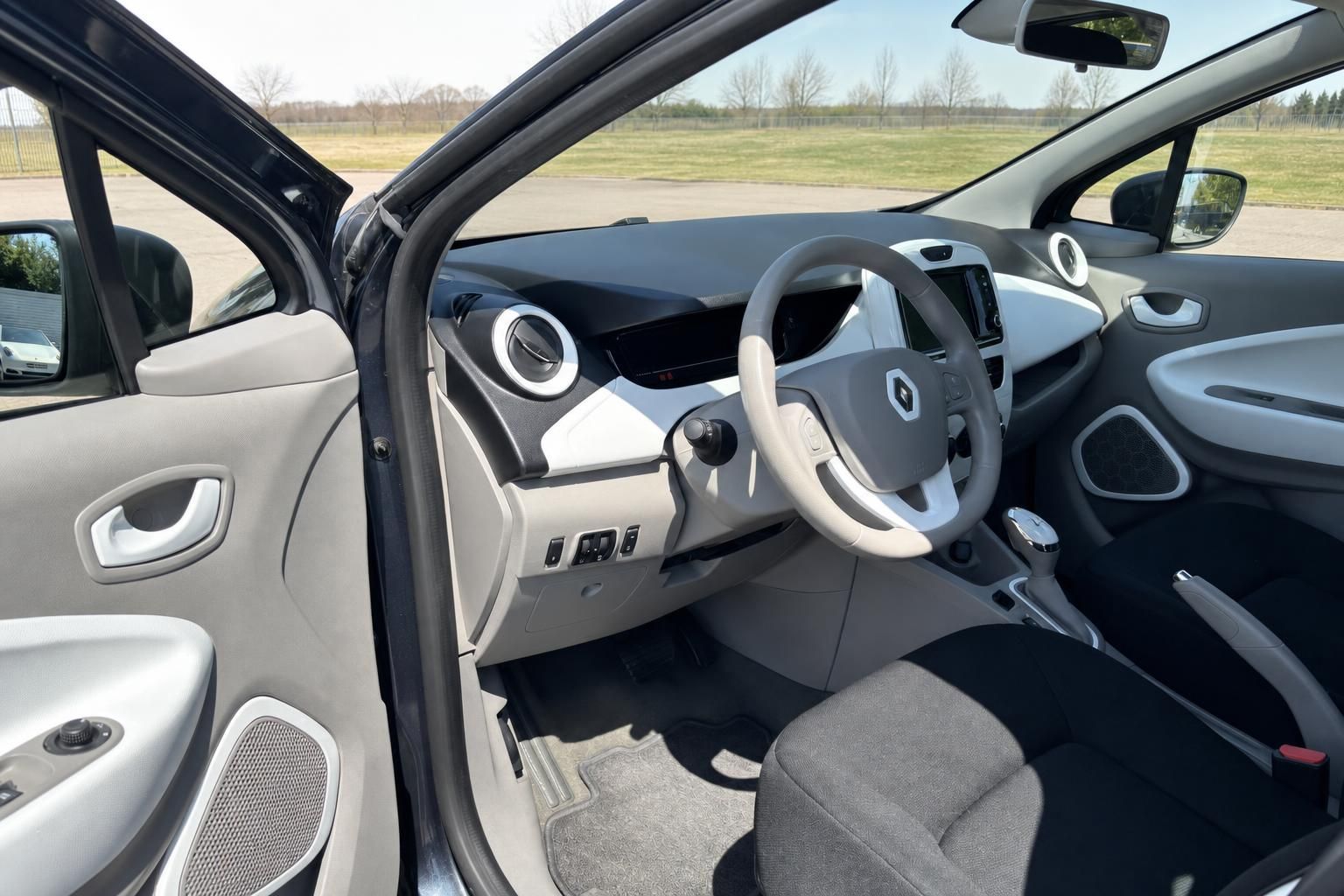 Renault ZOE Innenraum Fahrerseite mit Lenkrad Armaturenbrett und Sitze
