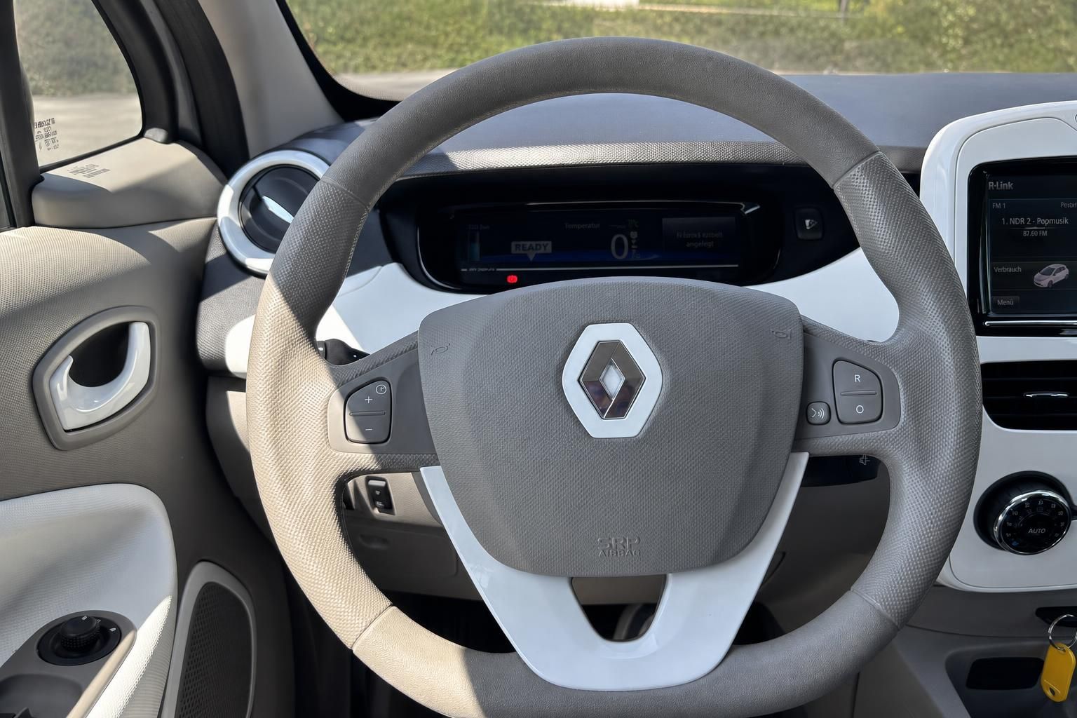 Renault ZOE Lenkrad Nahaufnahme mit Tacho und R-Link Infotainment