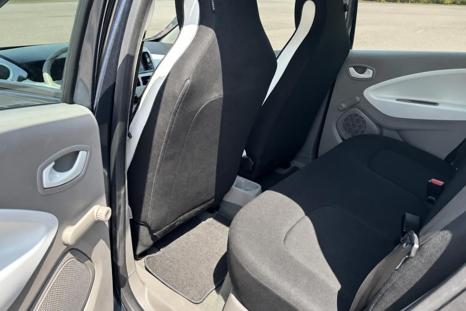 Renault ZOE Rücksitzbank Innenraum mit Stoffsitzen und geöffneter Tür