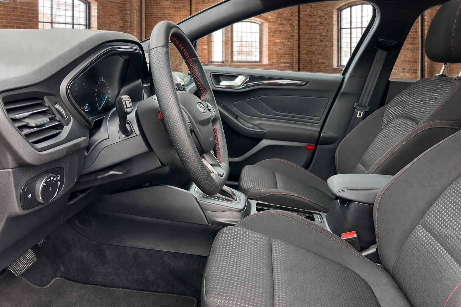 Ford Innenraum Vordersitze mit rotem Ziernaht und Sportlenkrad