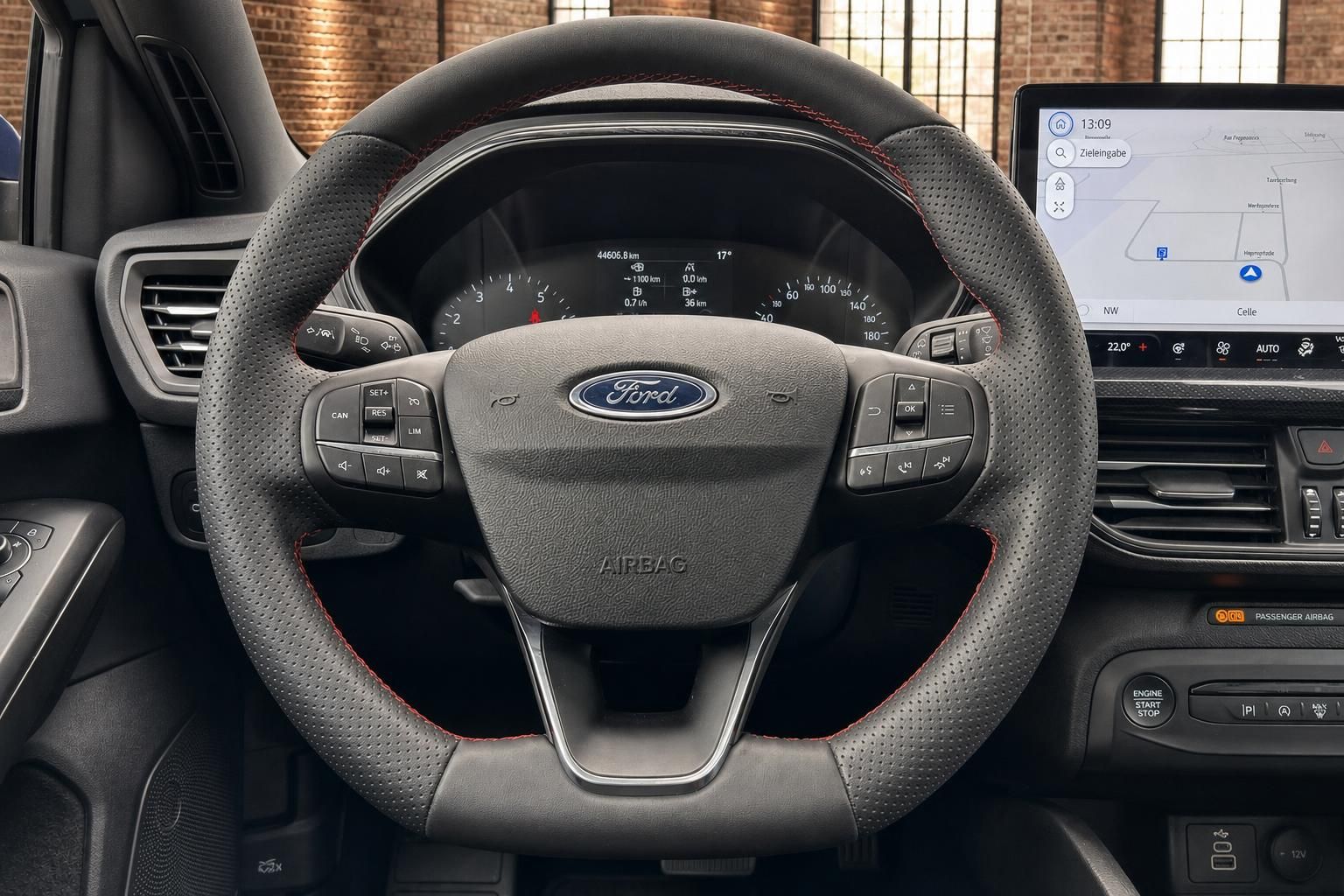 Ford Lenkrad Nahaufnahme mit Bedienelementen und Tacho