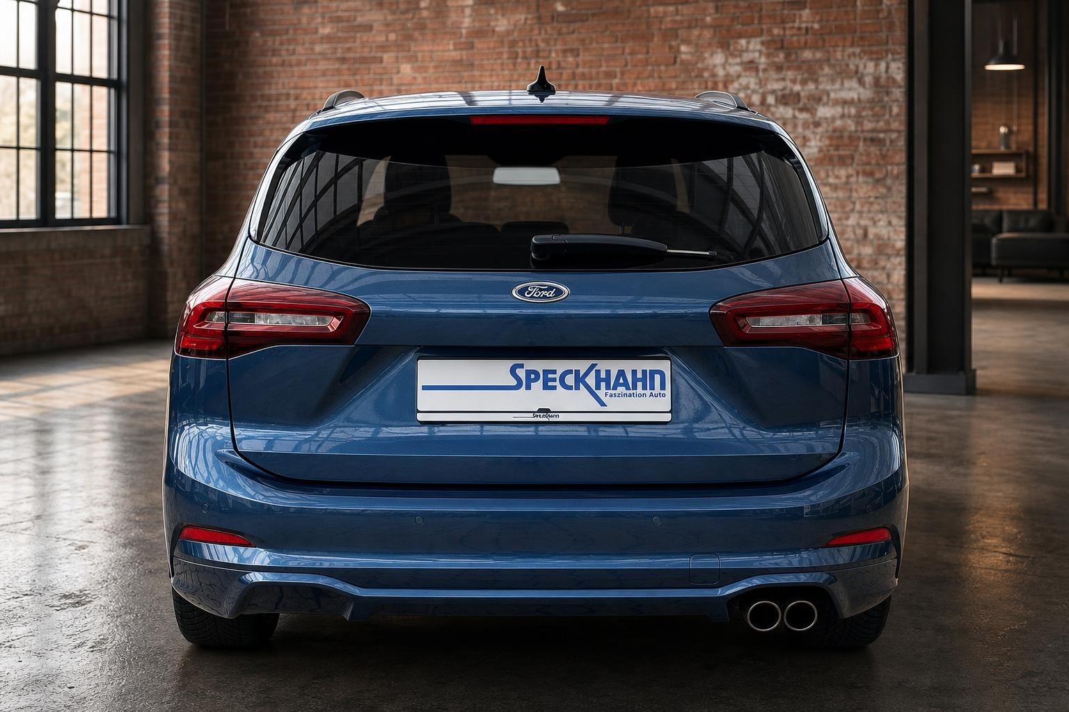 Ford Focus Turnier blau, Heckansicht mit Kennzeichenhalter Speckhahn