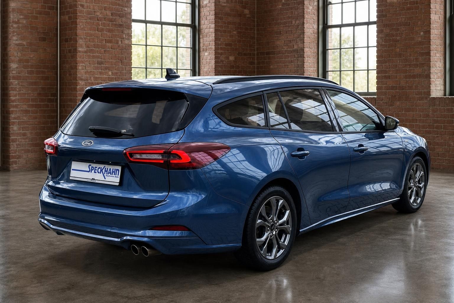 Ford Focus Turnier blau, Heckansicht schräg im Showroom