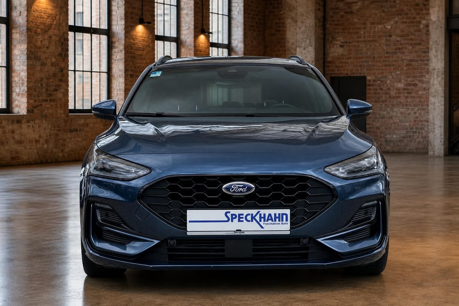 Ford Focus Turnier blau Frontansicht in historischer Industriehalle