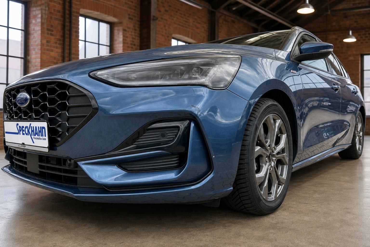 Ford Focus blau Frontdetail mit LED-Scheinwerfer und Felge