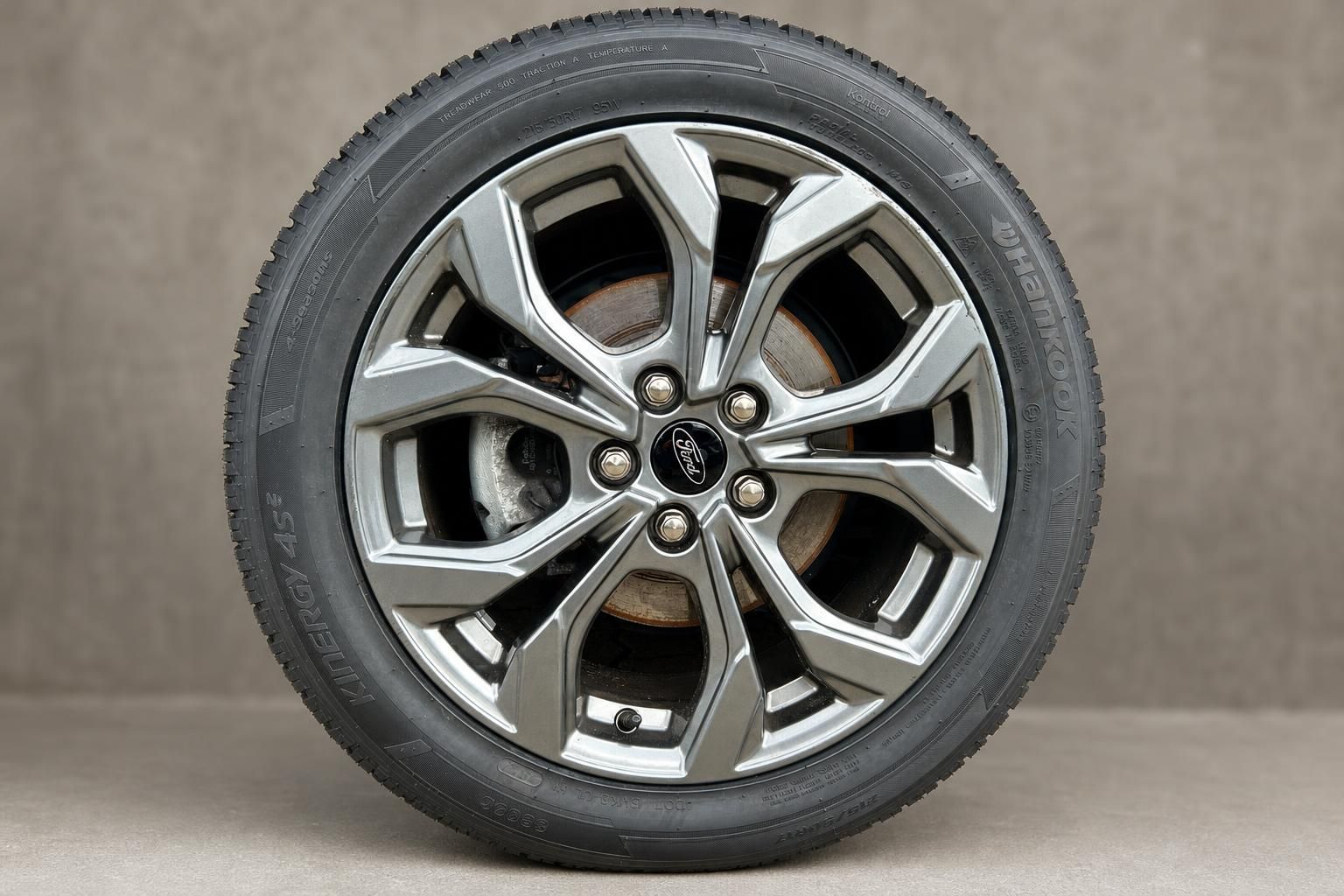 Ford Leichtmetallfelge mit Hankook Reifen Nahaufnahme