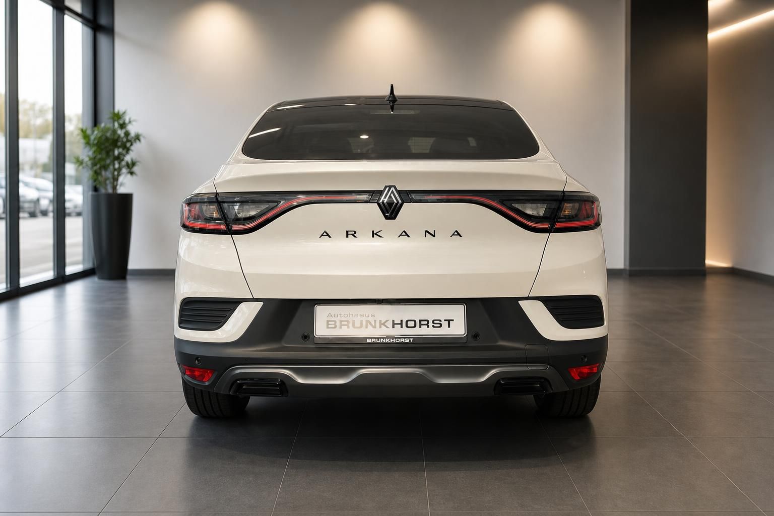 Renault Arkana Heckansicht in weiß mit LED-Rücklichtern im Autohaus-Showroom