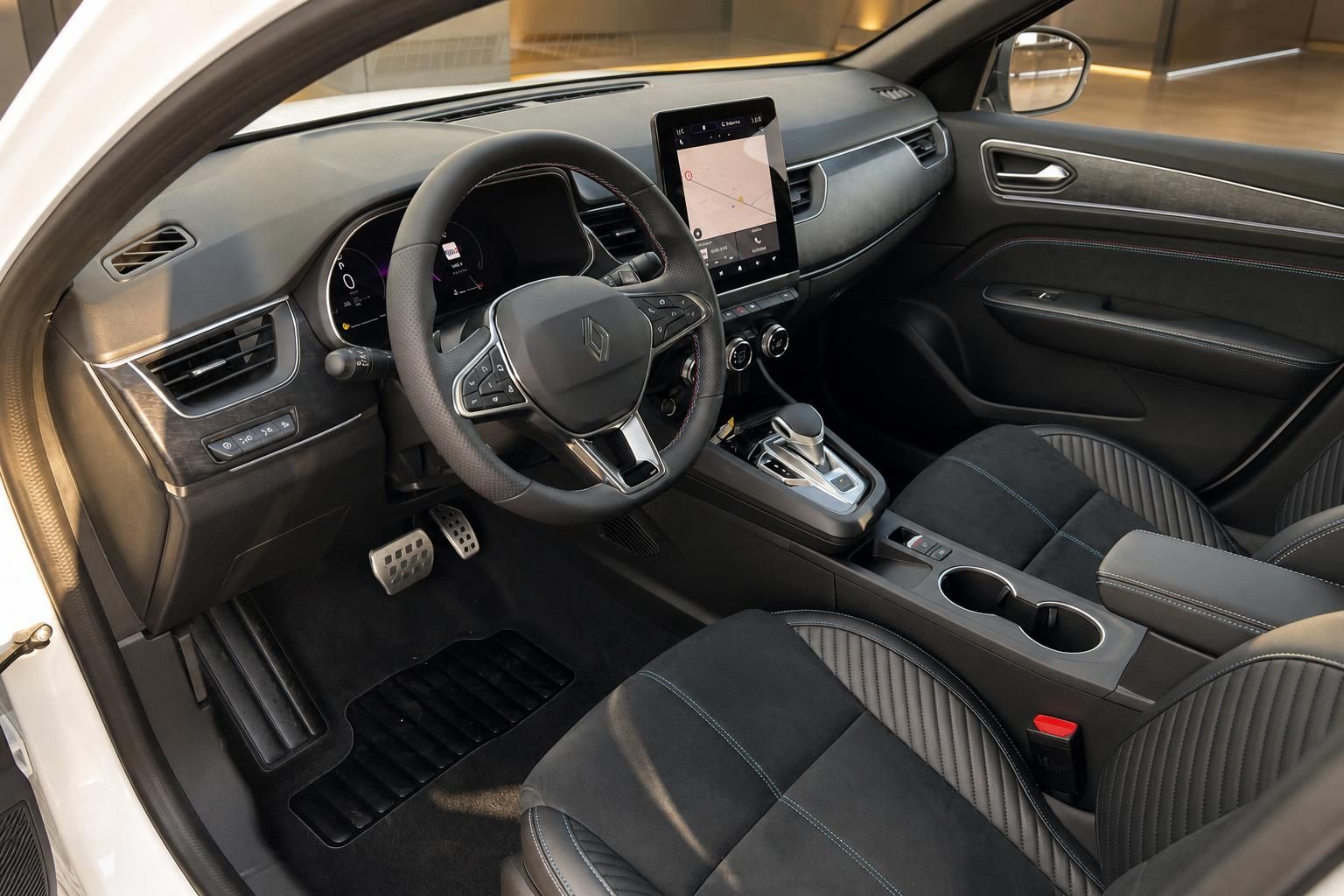 Renault Innenraum mit schwarzen Sitzen, Touchscreen-Display und modernem Armaturenbrett