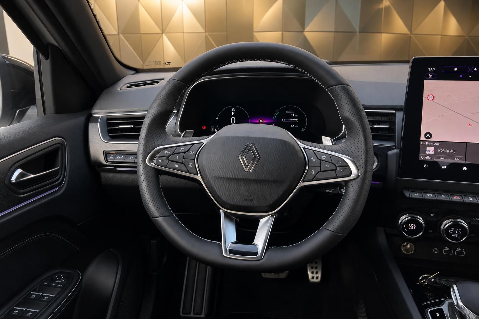 Renault Cockpit mit Lenkrad, Tacho und digitalem Display - elegantes Fahrzeug-Interieur
