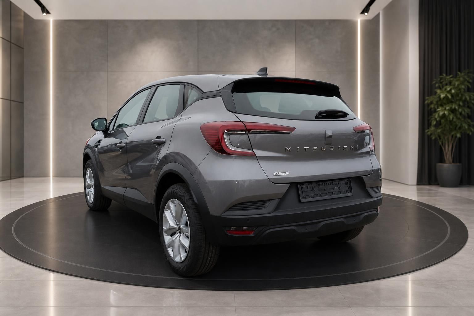 Mitsubishi ASX grau Heckansicht schräg im modernen Autohaus Showroom