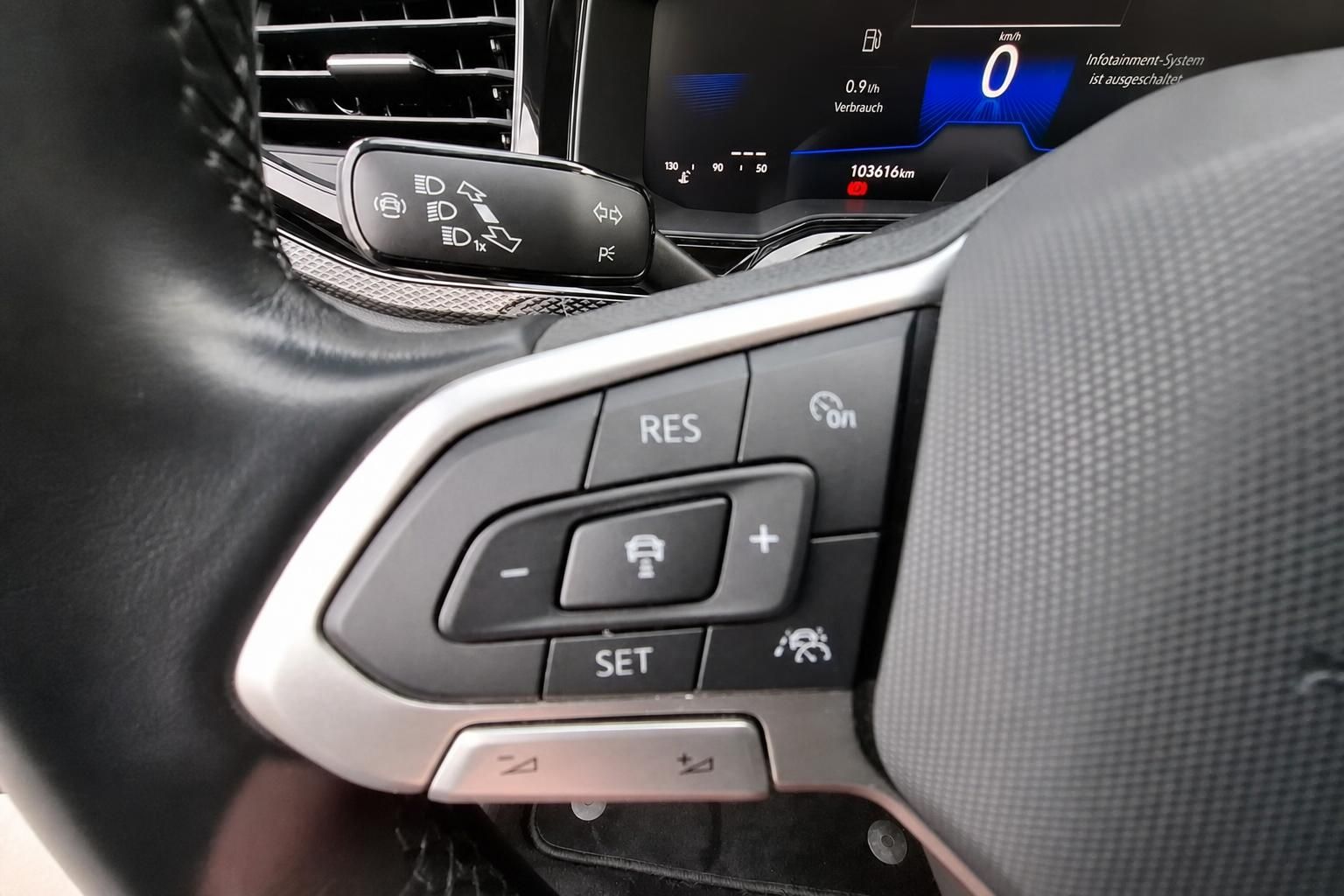 Lenkradbedienelemente mit Tempomat und Bordcomputer im Fahrzeug