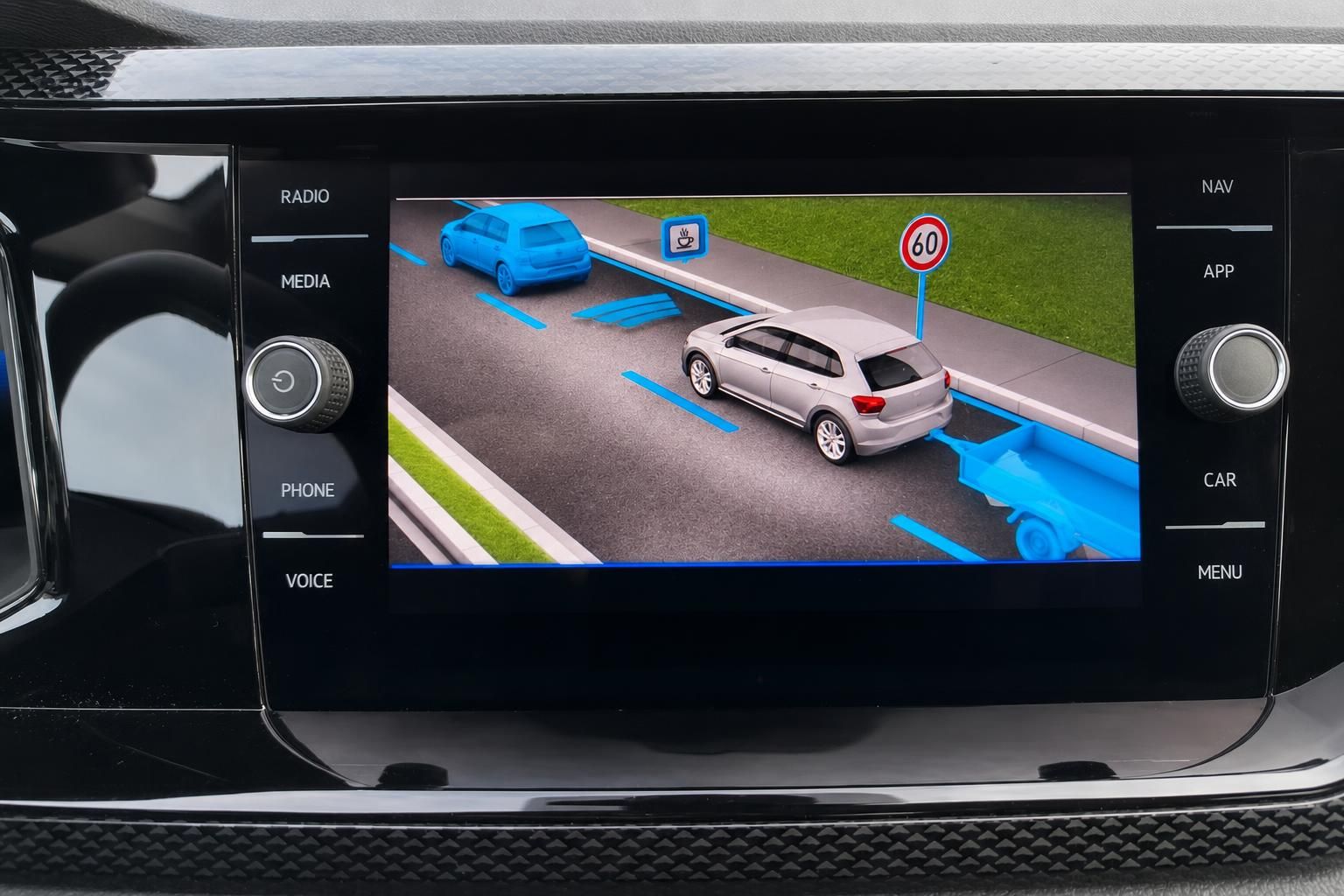 Infotainment-Display mit Rückfahrkamera und Parkassistent