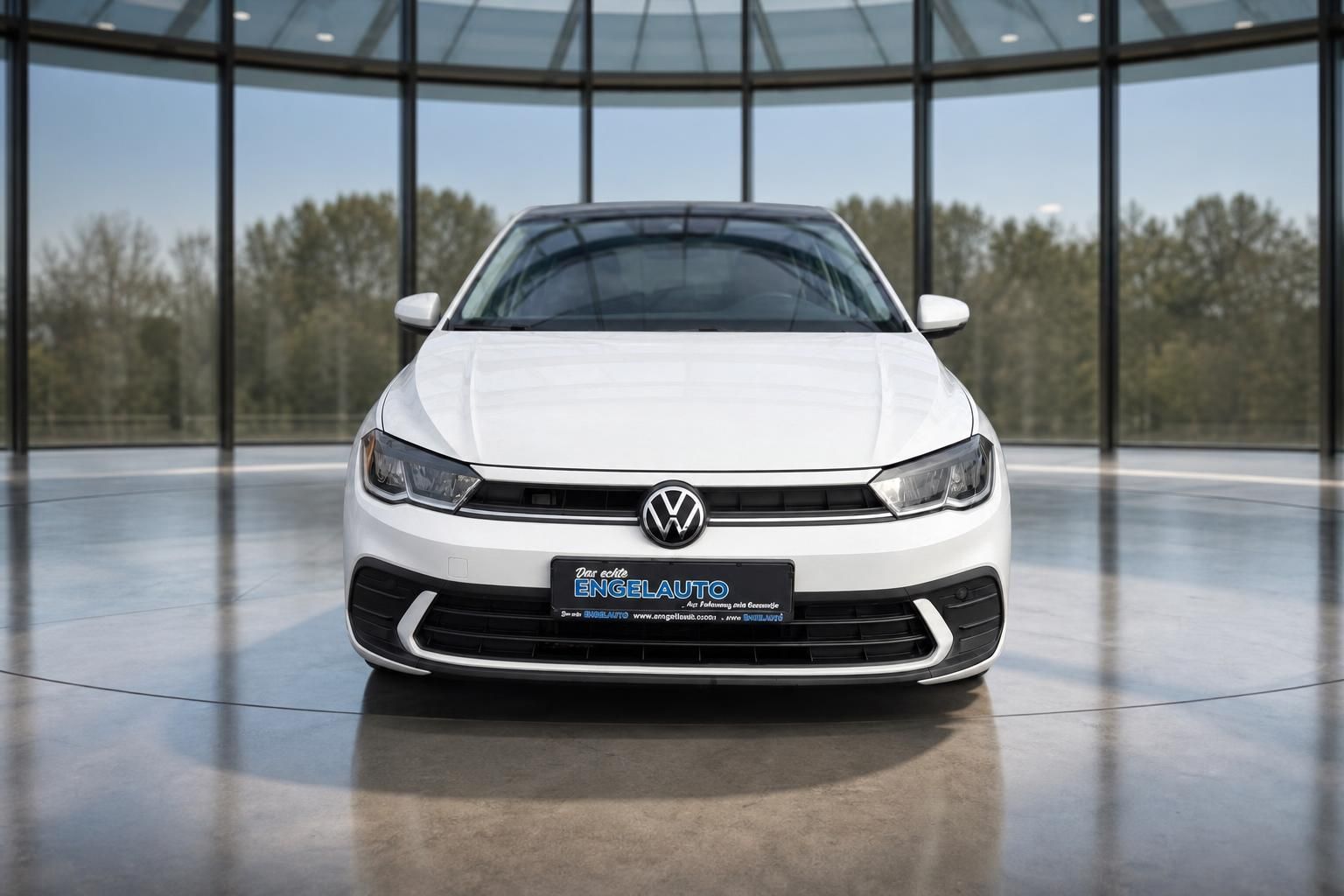 VW Polo weiss Frontansicht mit Kuehlergrill in Showroom
