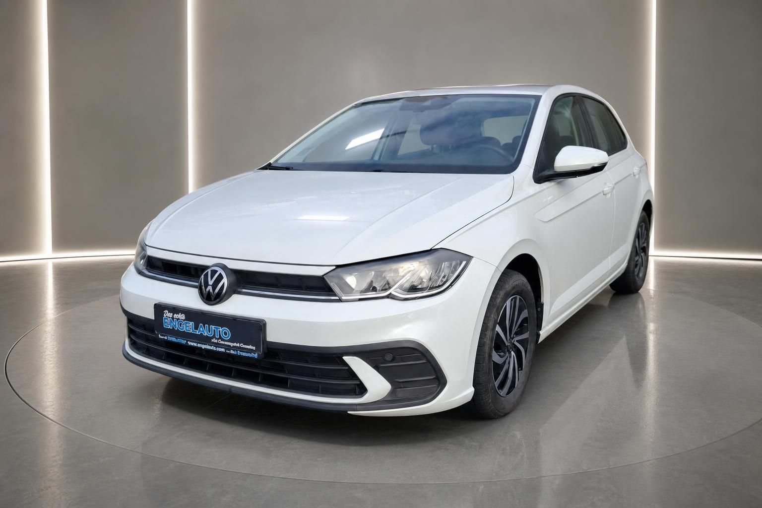 VW Polo weiss Frontansicht schraeg im modernen Autohaus