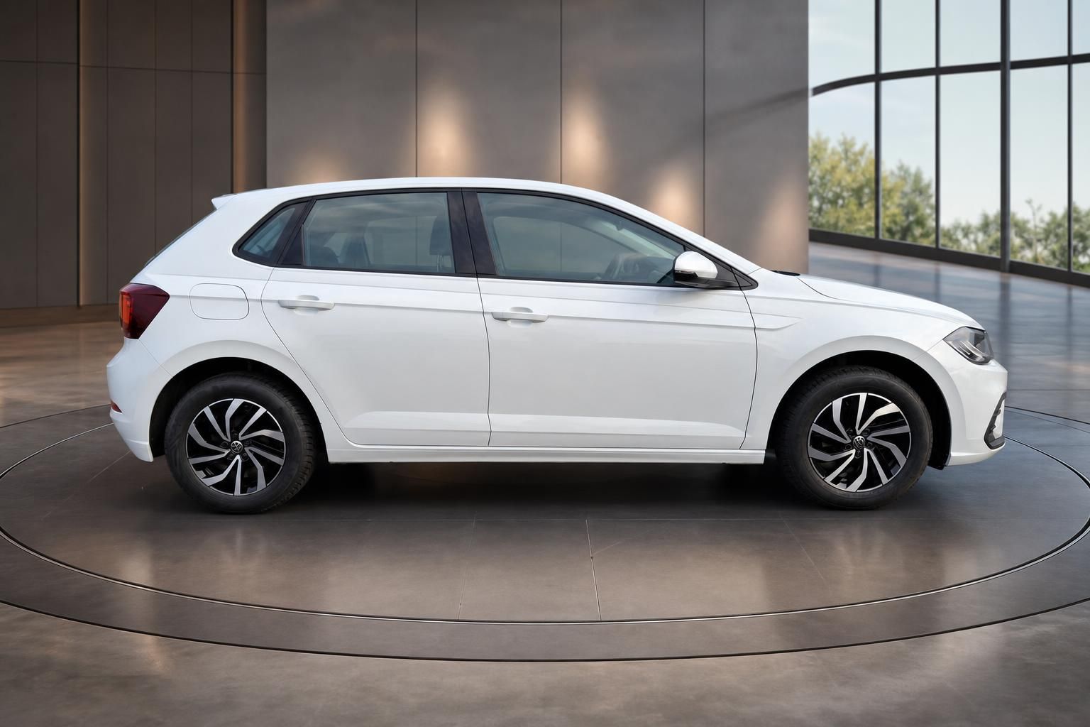 VW Polo weiss Seitenansicht im Showroom mit Fensterfront