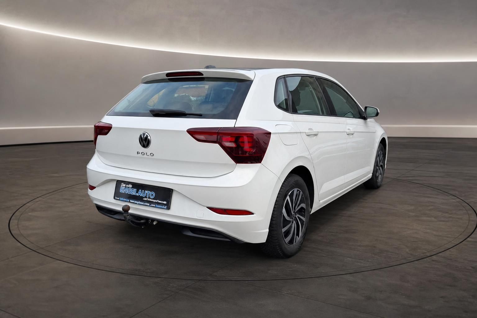 VW Polo weiss Heckansicht mit Anhaengerkupplung im Showroom