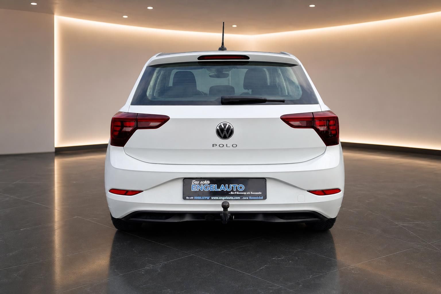 VW Polo weiß Heckansicht mit Anhängerkupplung