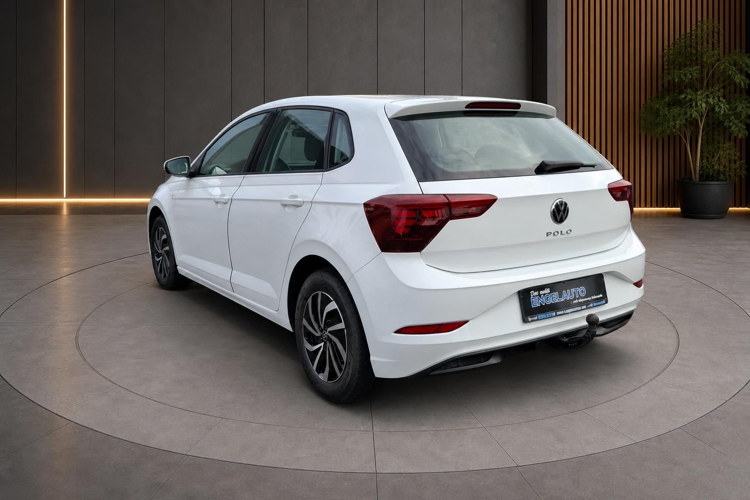 VW Polo weiß Heckansicht seitlich im Autohaus Showroom