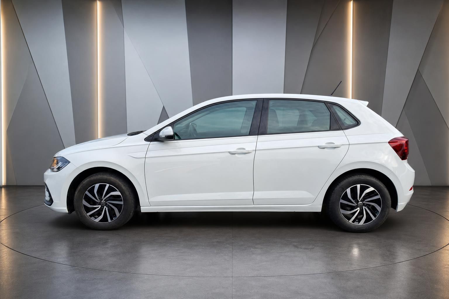 VW Polo weiß Seitenansicht mit Leichtmetallfelgen
