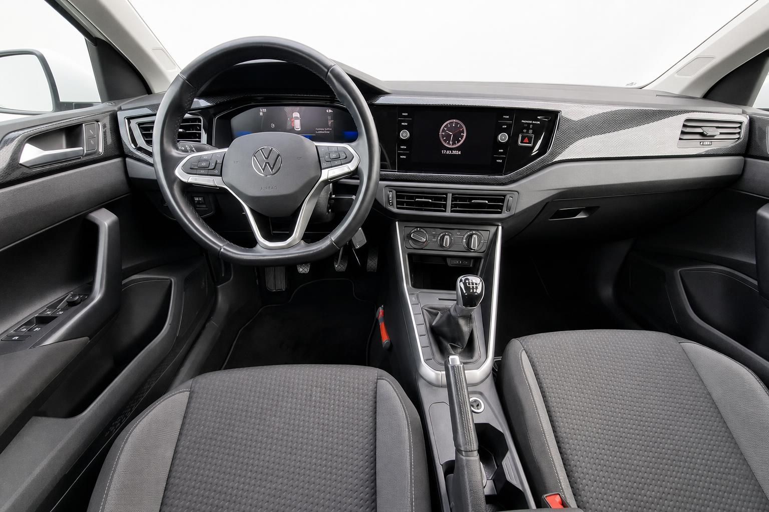 VW Polo Innenraum Cockpit mit Lenkrad und Schaltung