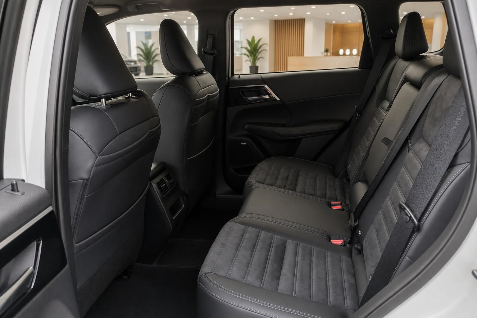 Rücksitzbank eines SUV mit schwarzer Lederausstattung im Autohaus