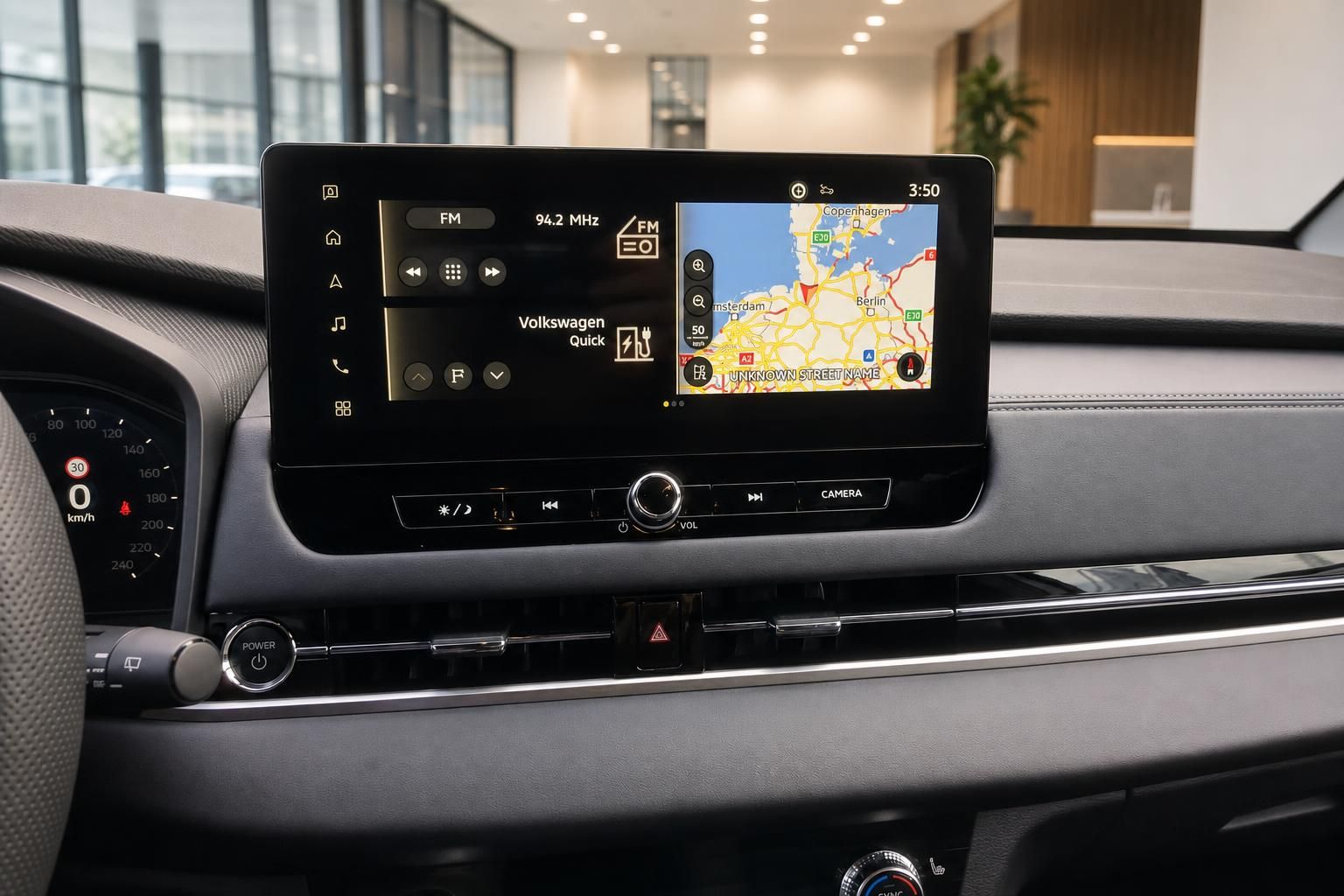 Zentrales Infotainment-Display mit Navigation und Radio im Cockpit