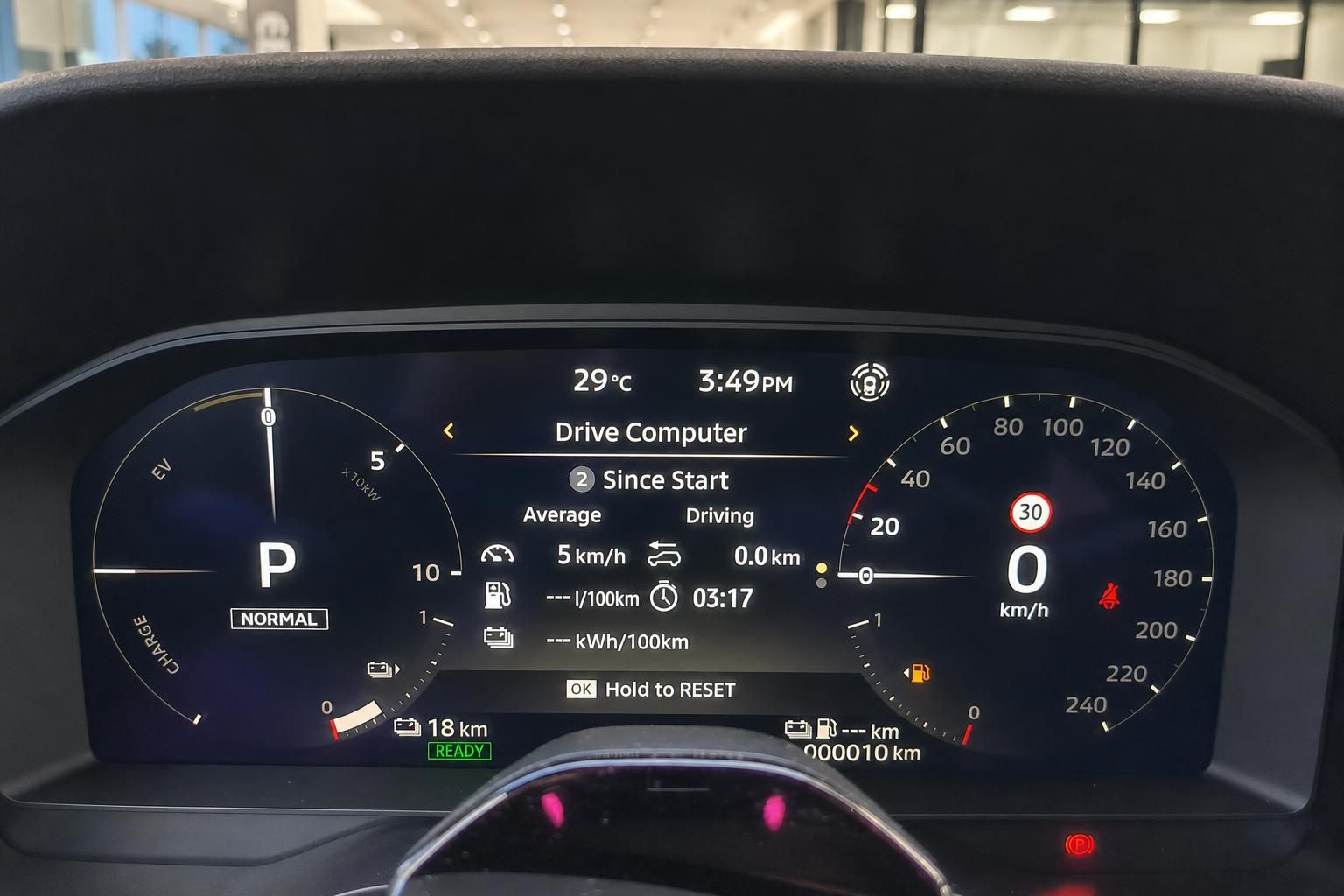 Digitales Kombiinstrument mit Tacho und Fahrdaten im Fahrzeug
