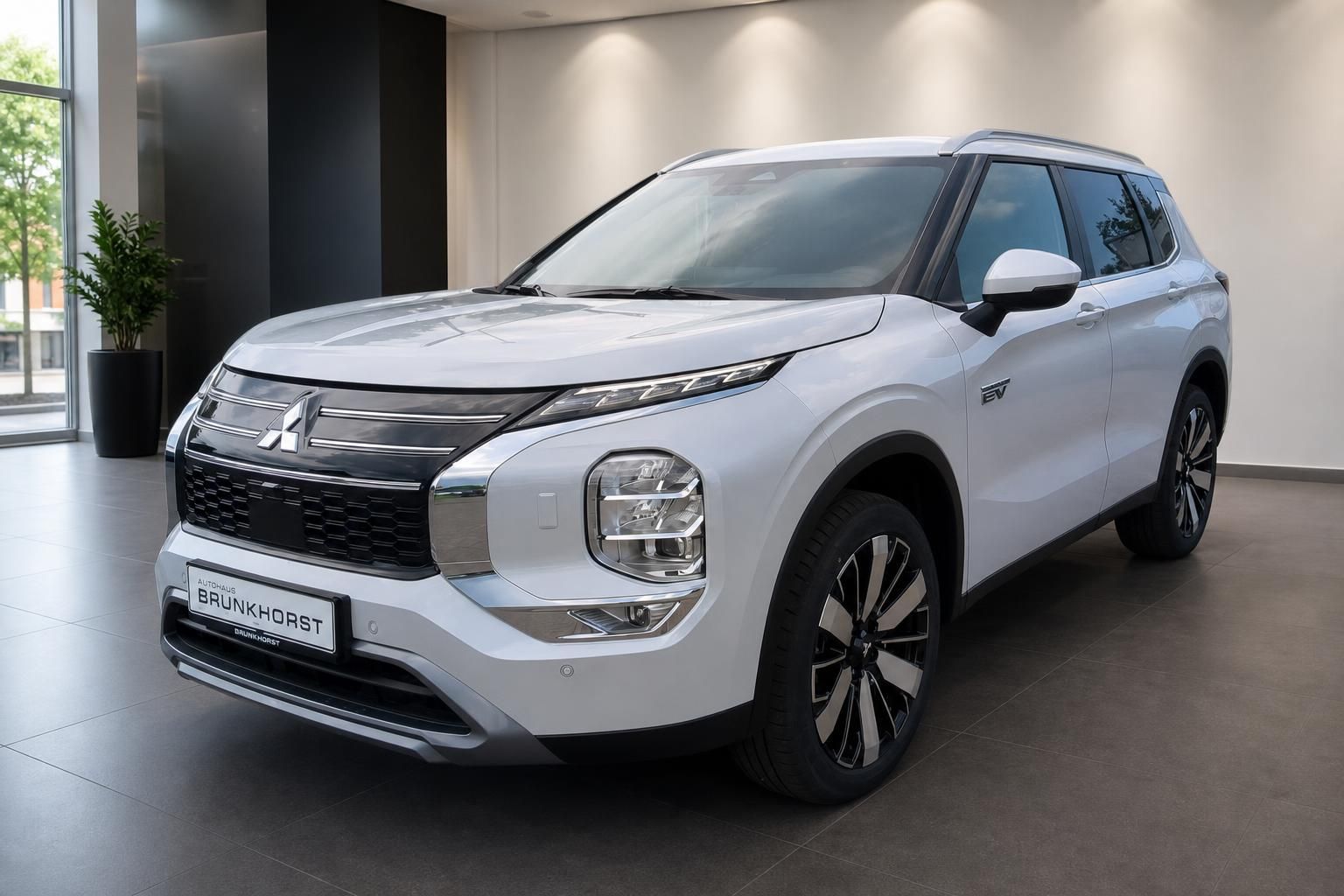 Mitsubishi Outlander EV weiss Frontansicht schraeg im Showroom