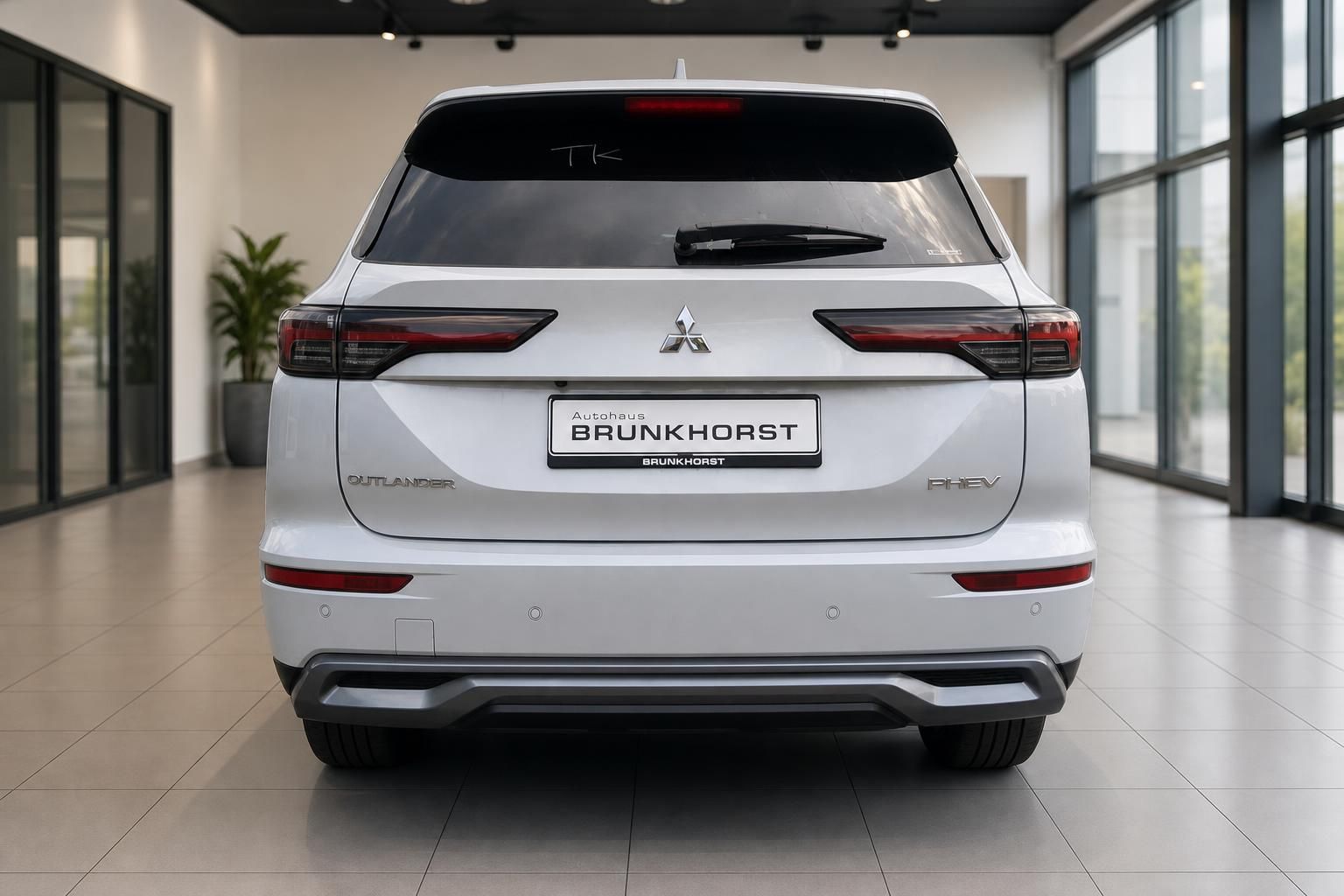 Mitsubishi Outlander PHEV weiss Heckansicht im Autohaus Brunkhorst