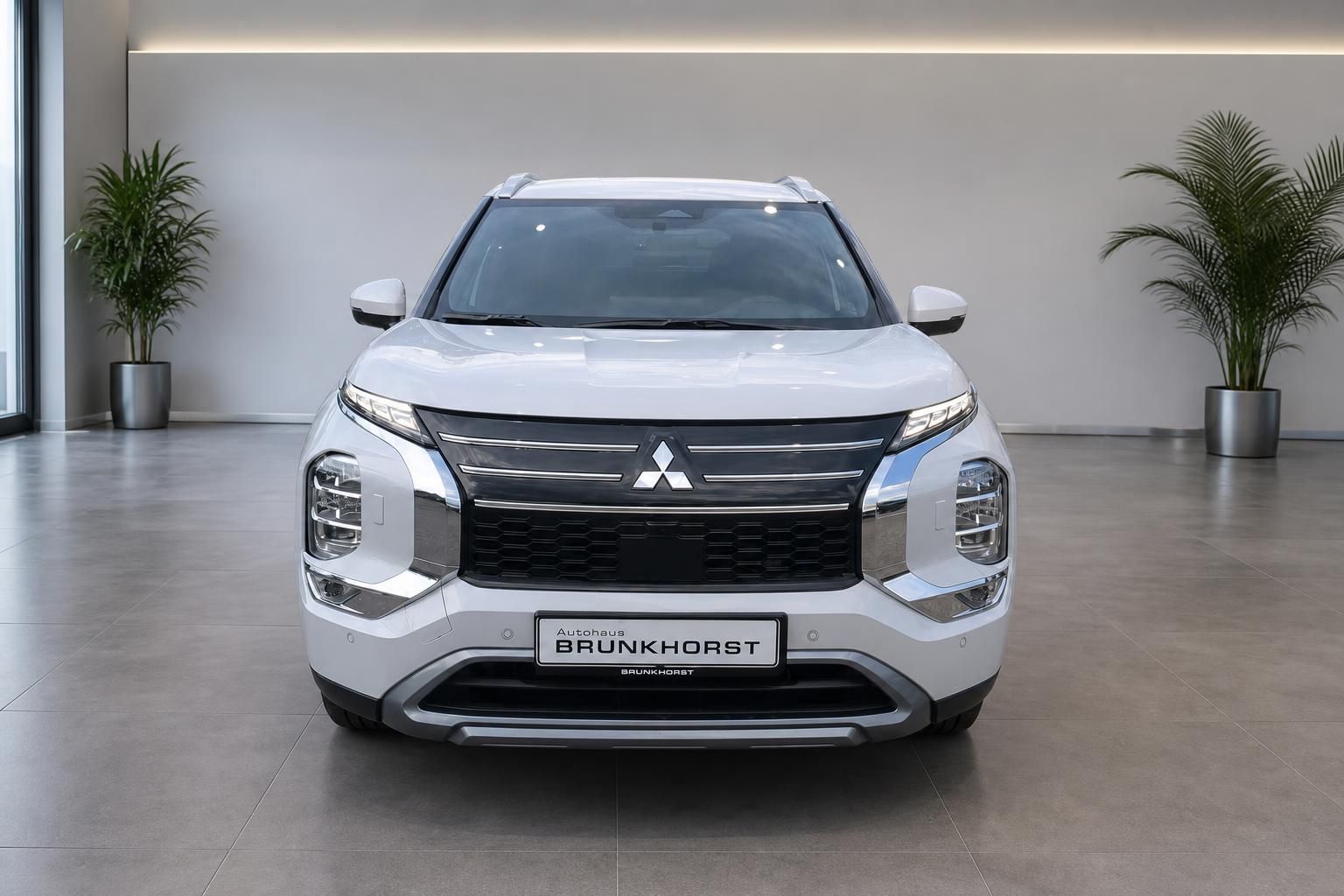 Mitsubishi Outlander weiss Frontansicht im Autohaus Brunkhorst