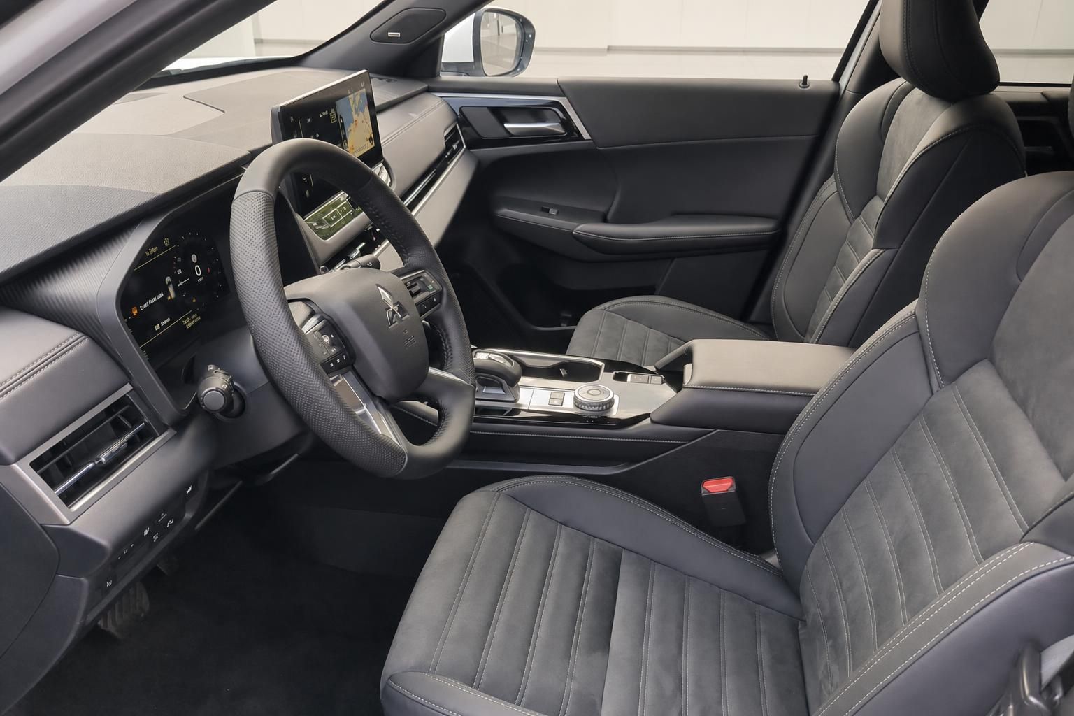 Mitsubishi Innenraum Vordersitze mit Lederausstattung und Cockpit