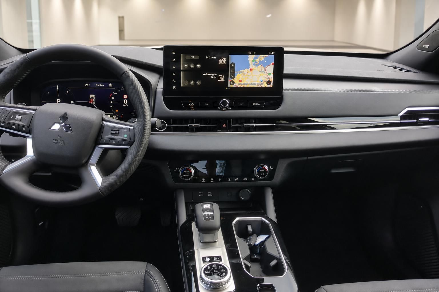 Mitsubishi Innenraum Cockpit mit Navigationssystem und Lenkrad