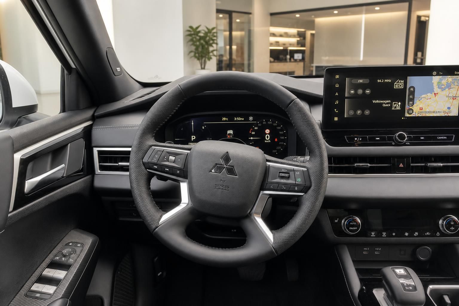 Mitsubishi Lenkrad und Cockpit mit digitalem Tacho und Touchscreen